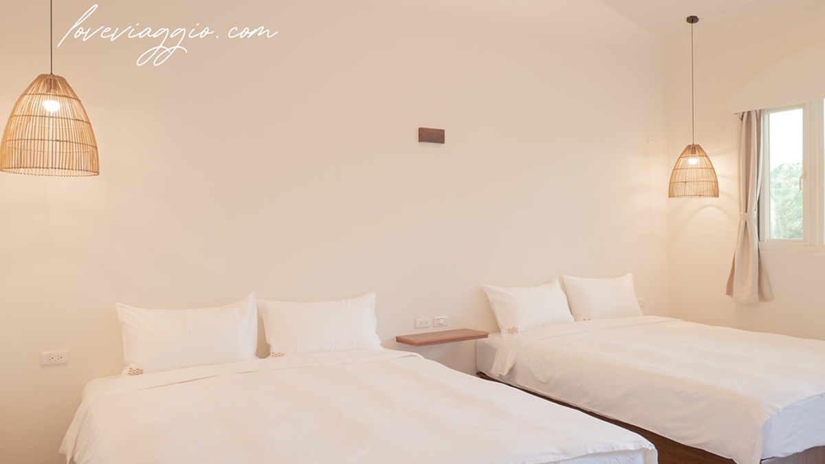 房間採簡潔的白色調與原木風裝潢，打造出峇里島風格。（圖片來源：薇樂莉 LOVE VIAGGIO）