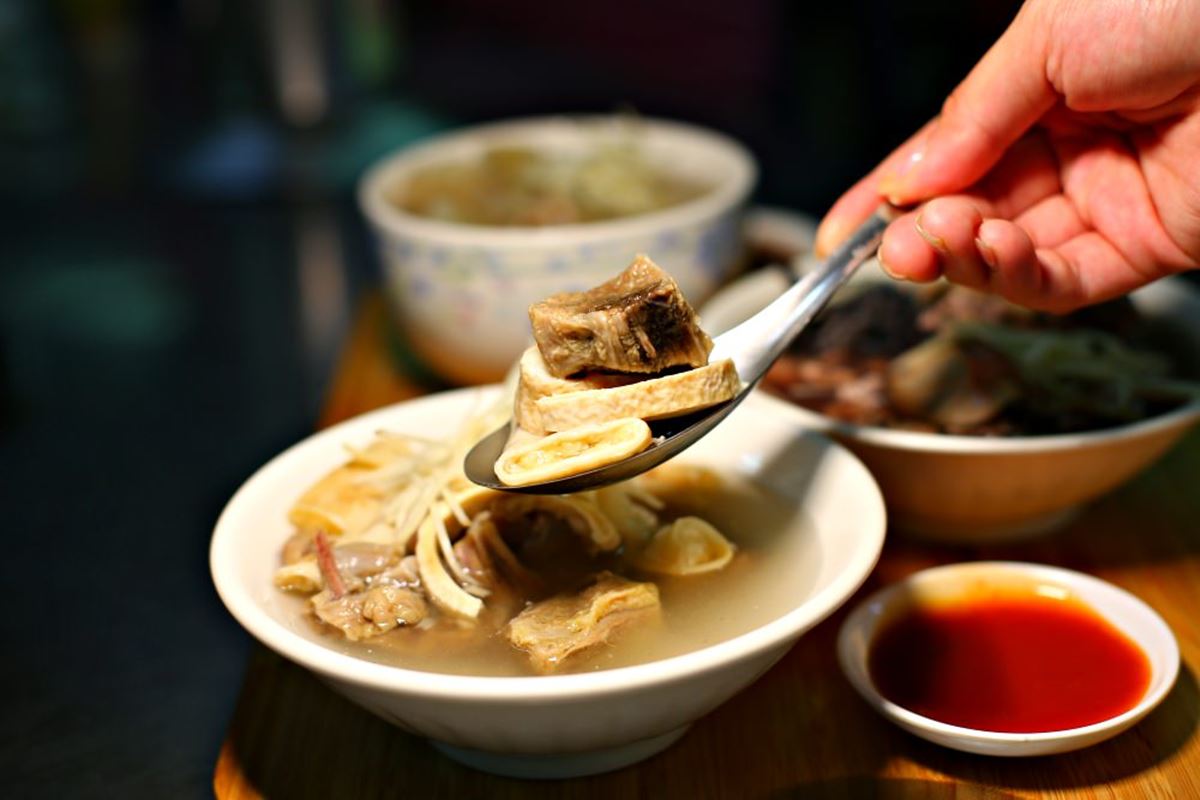 無限加湯喝到飽！祖傳四代「百年牛雜湯」整碗都是料，只賣早餐晚來吃不到