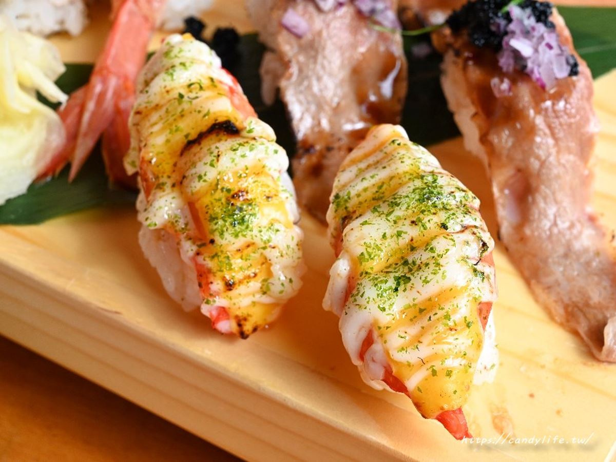 秒飛日本吃壽司！台中最夯「浮誇壽司」超狂給料不手軟，厚切鮭魚一口塞不下