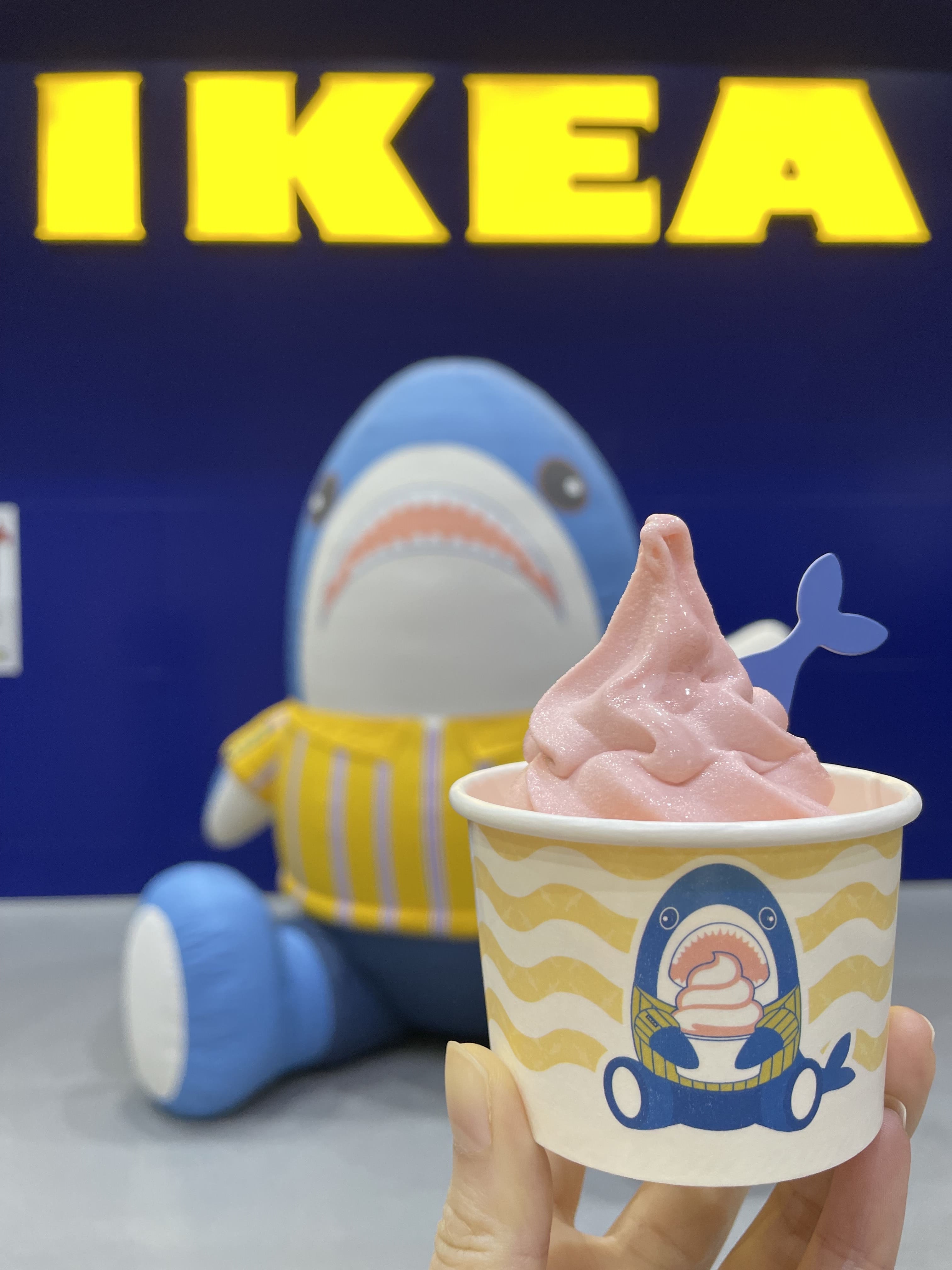 IKEA「草莓鯊鯊霜淇淋杯」好Q！250公分鯊鯊店長駐店，加碼送鯊鯊筆、醬料碟