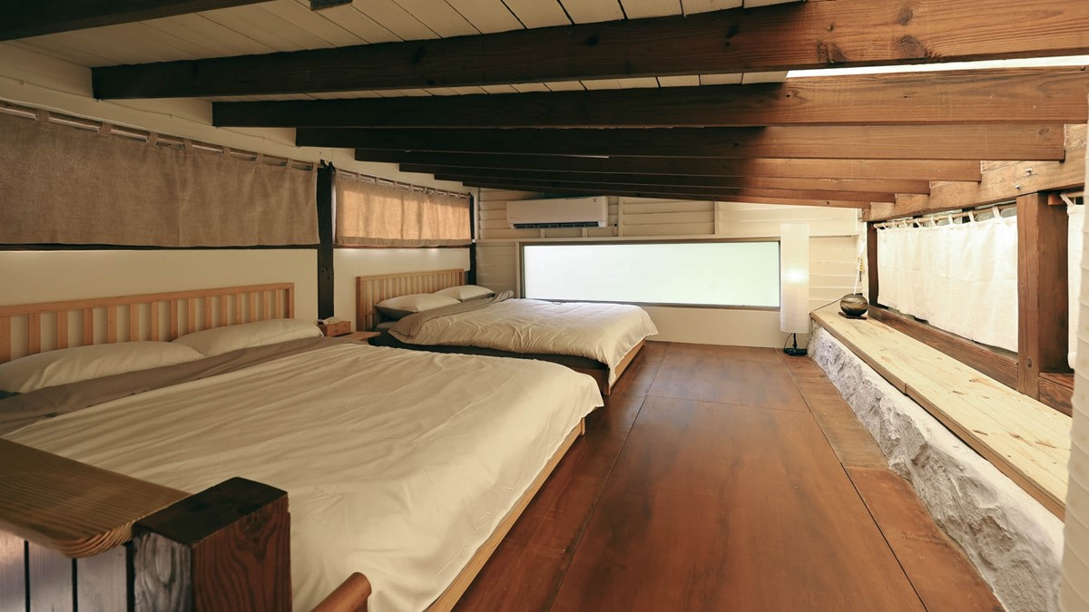 臥榻上擺著２張雙人床，床前還有足夠空間可以活動。（圖片來源：黑皮的旅遊筆記）