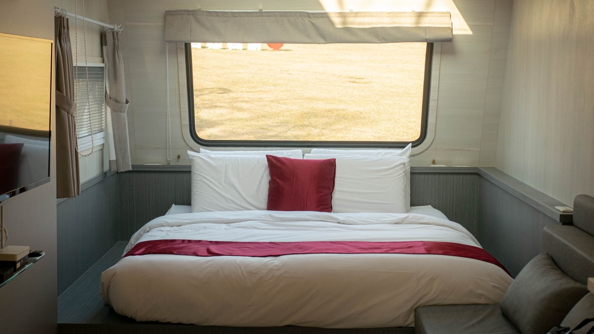 雙人床不僅設有景觀窗外，也有天窗設計可以夜觀星空。（圖片來源：黑皮的旅遊筆記）