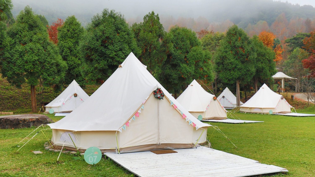 「愛上喜翁」位於新竹雲霧繚繞的五峰鄉，整座園區共有13頂純白色的帳篷。（圖片來源：洛基小聿媽）