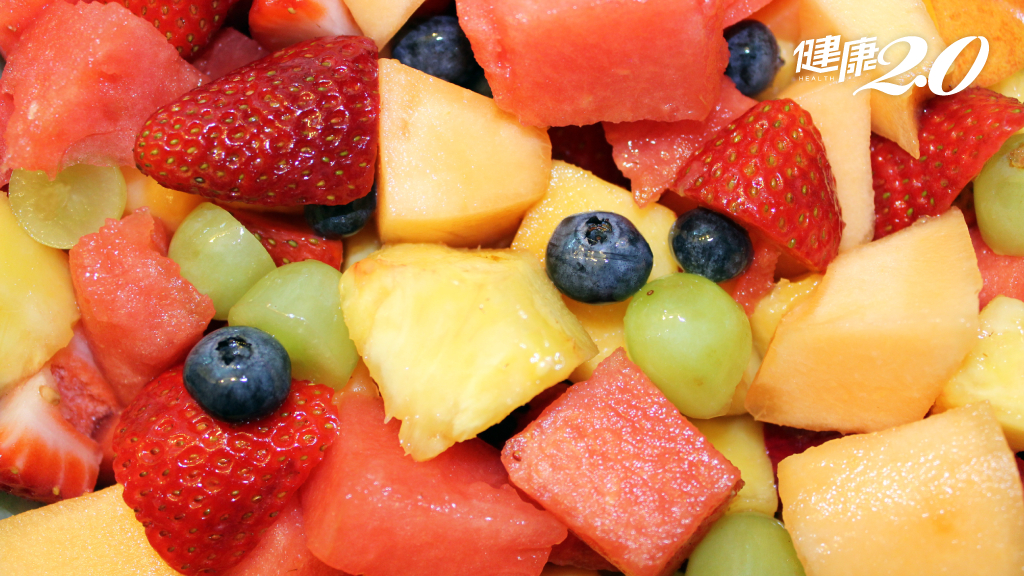 水果切開放隔夜營養會流失？研究曝「這5種水果」維生素C不跌反升