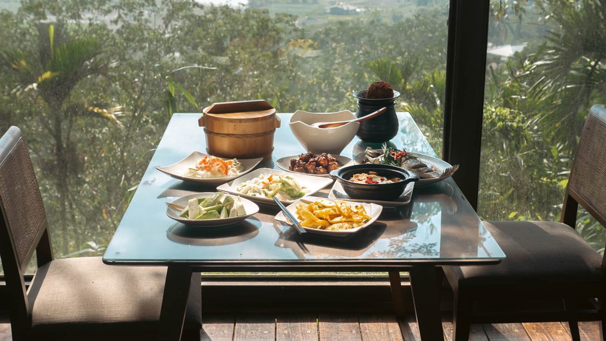 「山頂玻璃屋私房菜」屬於無菜單料理，採用預約制。（圖片來源：黑皮的旅遊筆記）