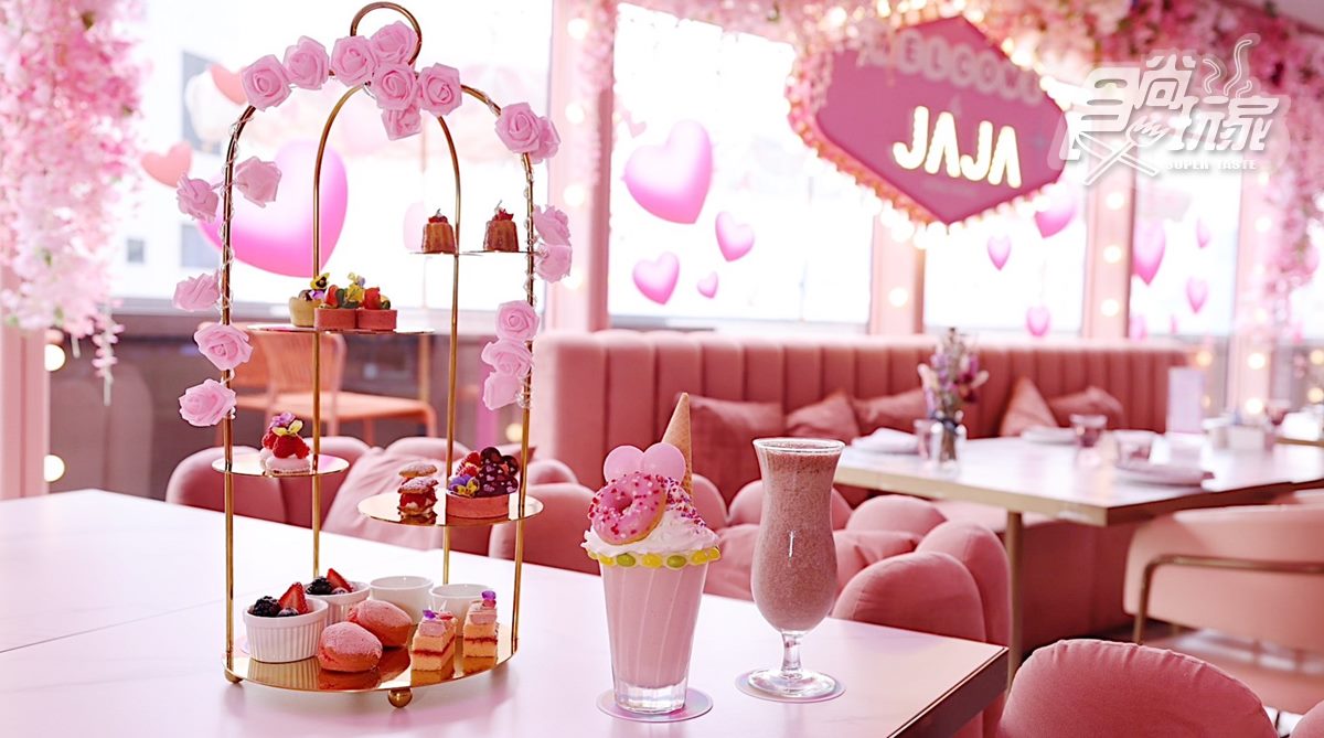 鑲滿粉色玫瑰的鏤空餐桌相當夢幻。