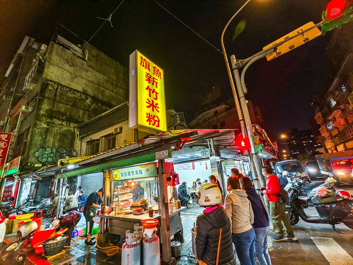 老饕激推「台北最強米粉湯」！藏身夜市在地人超愛，宵夜場到凌晨天天爆滿