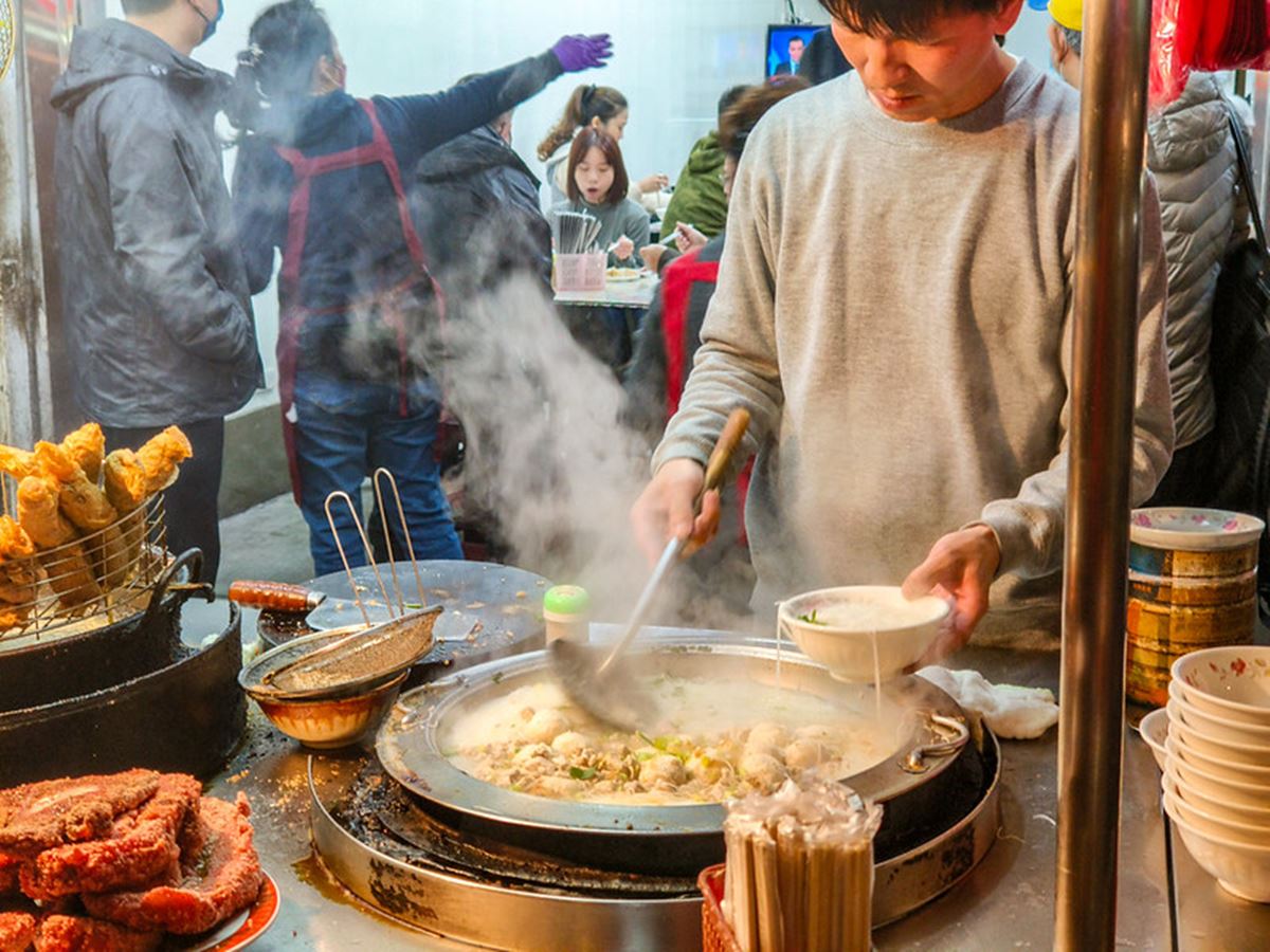 老饕激推「台北最強米粉湯」！藏身夜市在地人超愛，宵夜場到凌晨天天爆滿