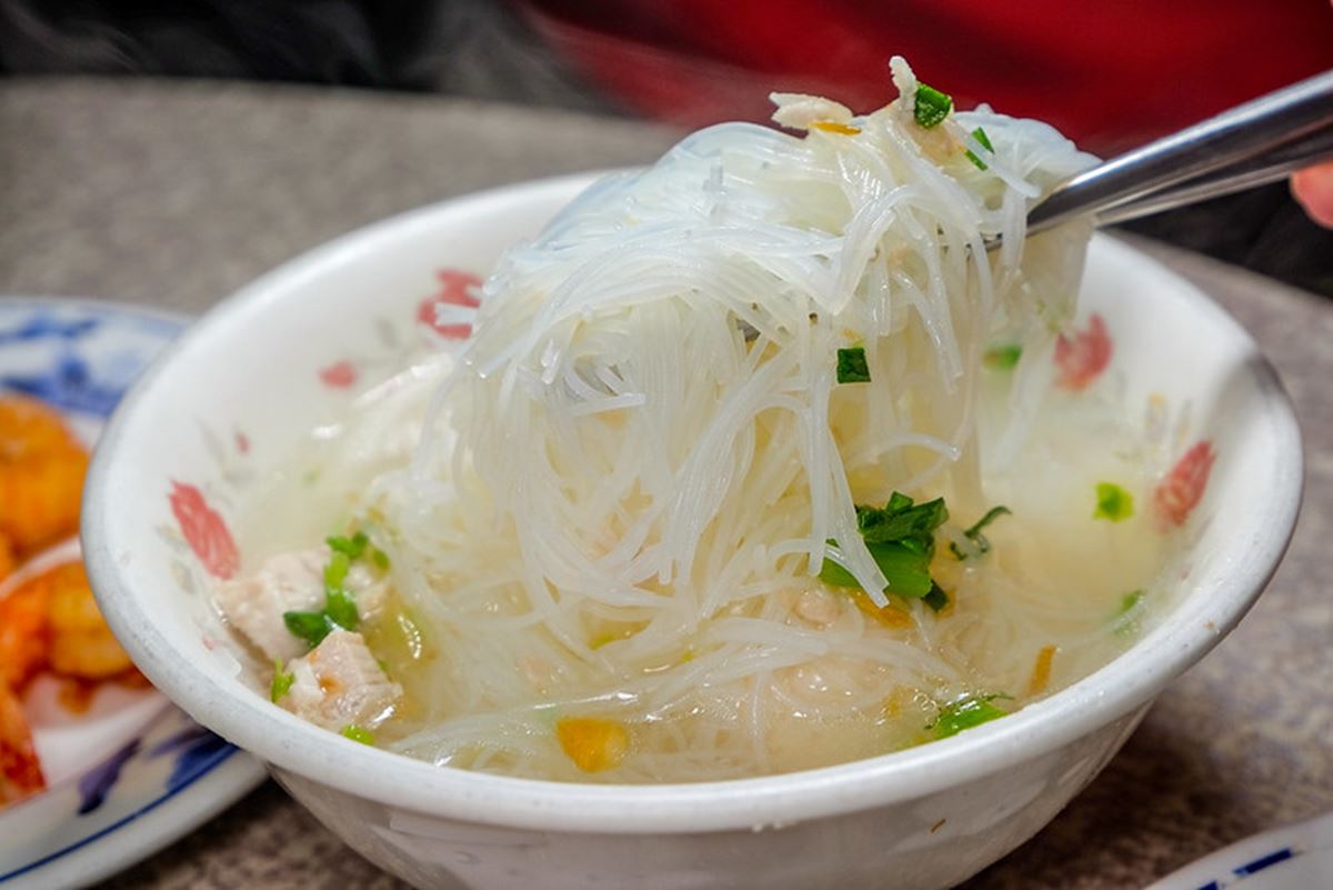 老饕激推「台北最強米粉湯」！藏身夜市在地人超愛，宵夜場到凌晨天天爆滿