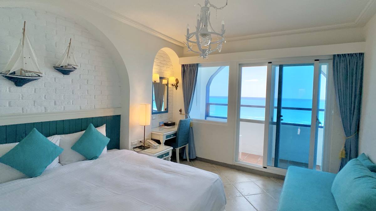 客房採用地中海設計，大量運用白色與藍色海洋風的搭配。（圖片來源：Booking.com）