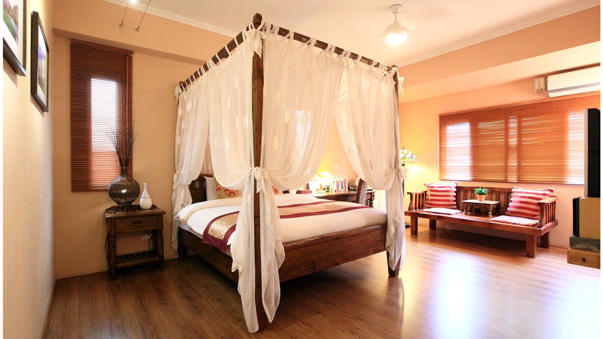 擁有布幔公主床榻的峇里島房型。（圖片來源：Booking.com）