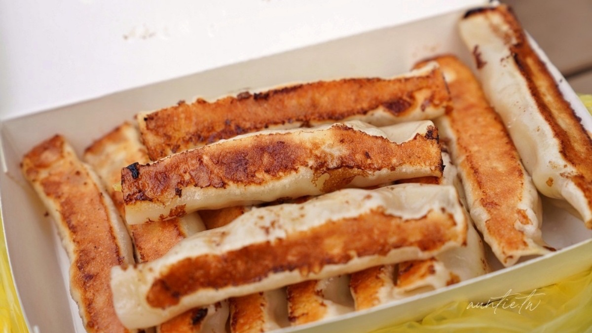 「無名鍋貼蔥油餅」是在Google上找不到的市場隱藏版美食。（圖片來源：水晶安蹄不務正業過生活）