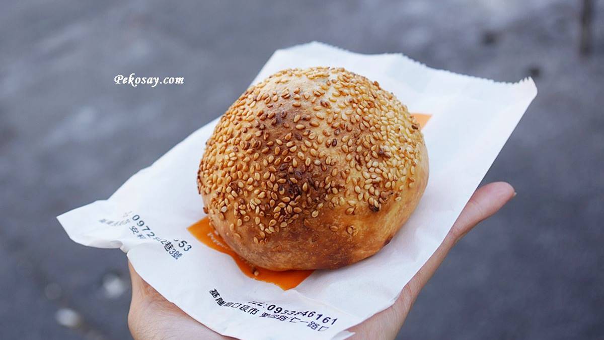 「聚爐益爆漿胡椒餅」是基隆廟口夜市的人氣小吃。（圖片來源：PEKO の Simple Life）