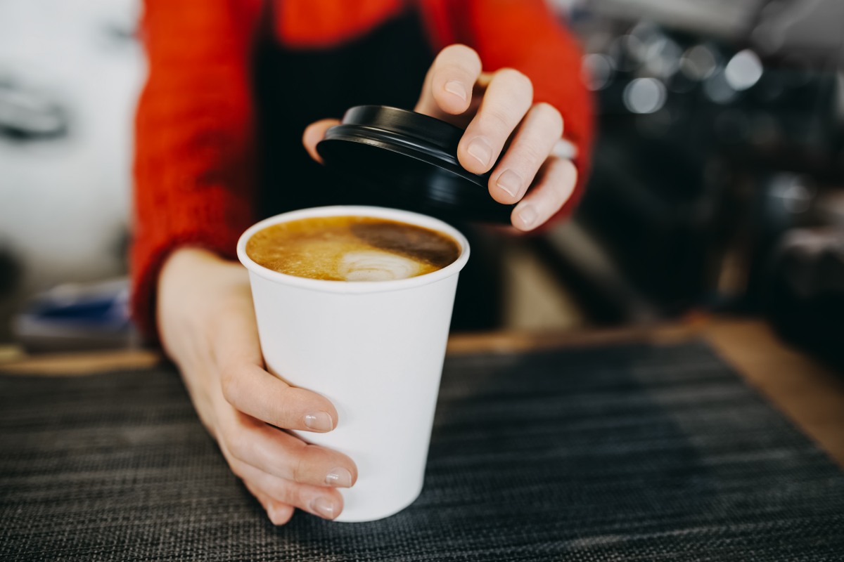 常外帶熱咖啡或手搖飲小心！「這樣做」讓你愈喝愈肥，還可能不孕或患糖尿病