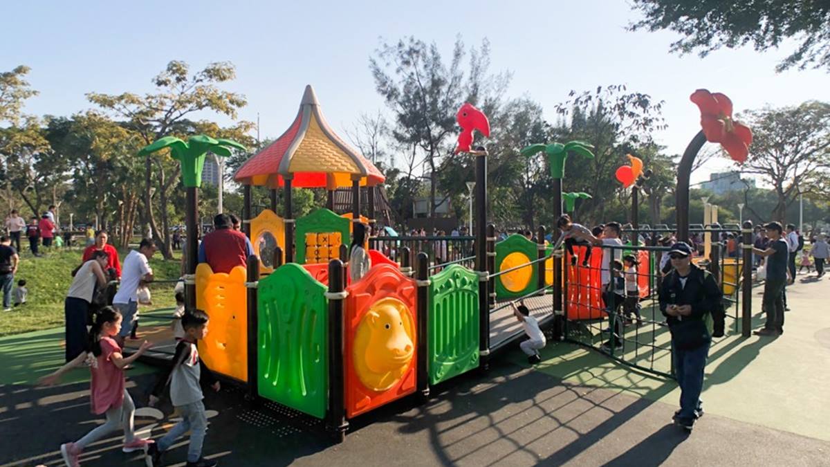 「衛武營都會公園」有超大的兒童遊樂區，來這裡起碼要停留２小時。（圖片來源：跟著尼力吃喝玩樂）