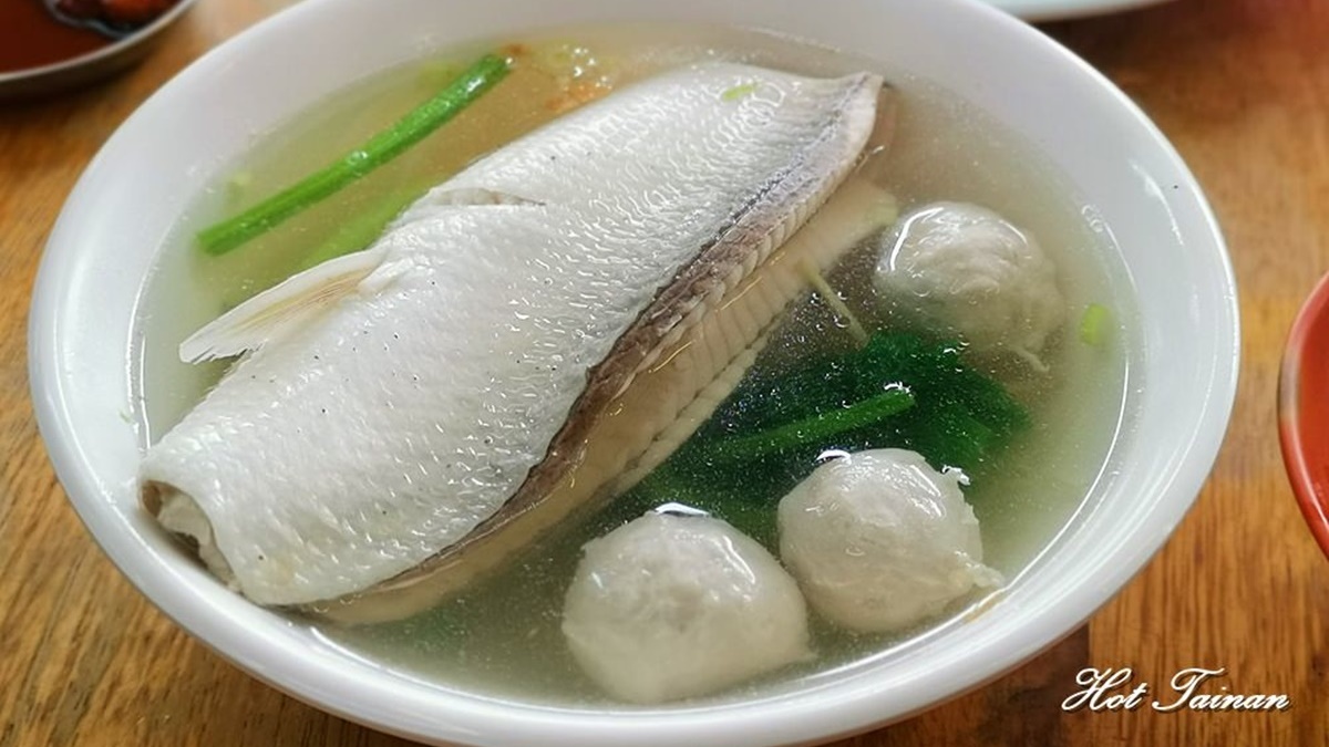 湯裡的魚皮整個超厚超大片，湯頭的鮮美滋味更是讓人難忘。（圖片來源：熱血玩台南。跳躍新世界）