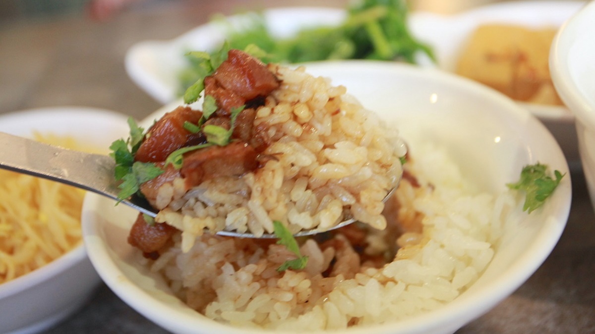 來到福泰飯桌必點肉燥飯，米飯粒粒分明，配上鹹香肉燥完全不油膩。（圖片來源：樂天小高の美食之旅）