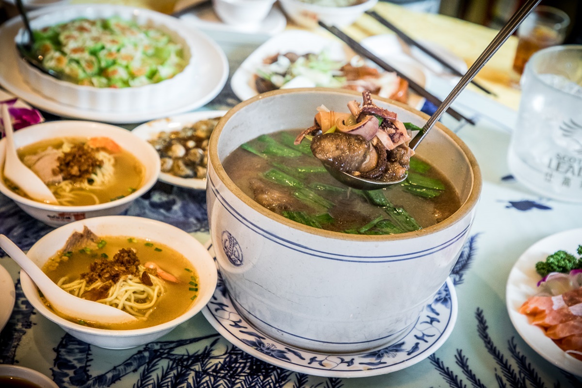 吃道地辦桌菜免跑台南！老饕激推紅蟳米糕、魷魚螺肉蒜，CP值超高一位難求