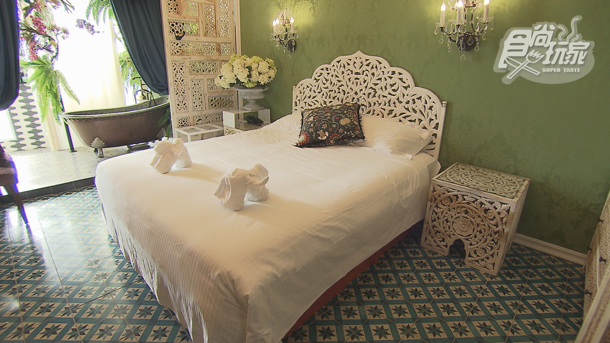 客房有濃濃泰式風情，床上還放毛巾大象迎賓。