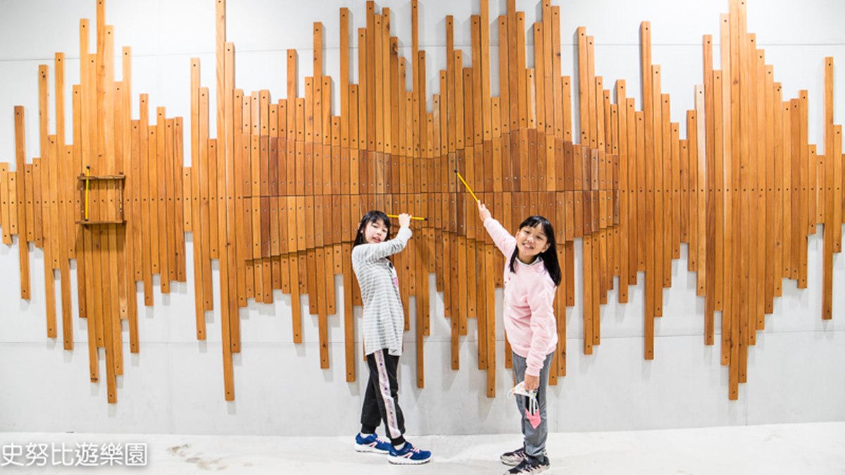大大的桃花心木琴牆好酷，可以拿琴槌敲一敲、聽木頭的聲音。（圖片來源：史努比遊樂園）
