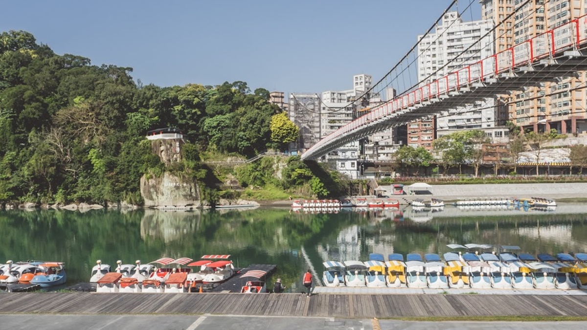 「碧潭吊橋」橋上風景不俗，可以欣賞碧潭的山水秀麗。（圖片來源：是艾思，不是火拳。）