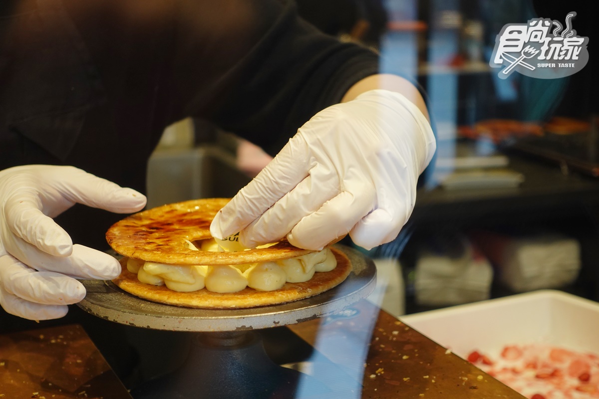 大阪街頭美食直擊！日本夯爆「法式千層酥」這口味必點、會牽絲的10円麵包