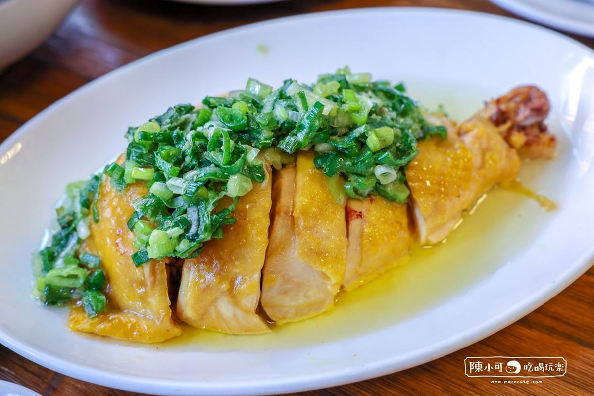 半熟蛋瀑布太犯規！板橋市場「排隊雞肉飯」號稱台北前三強，鋪滿油蔥超銷魂