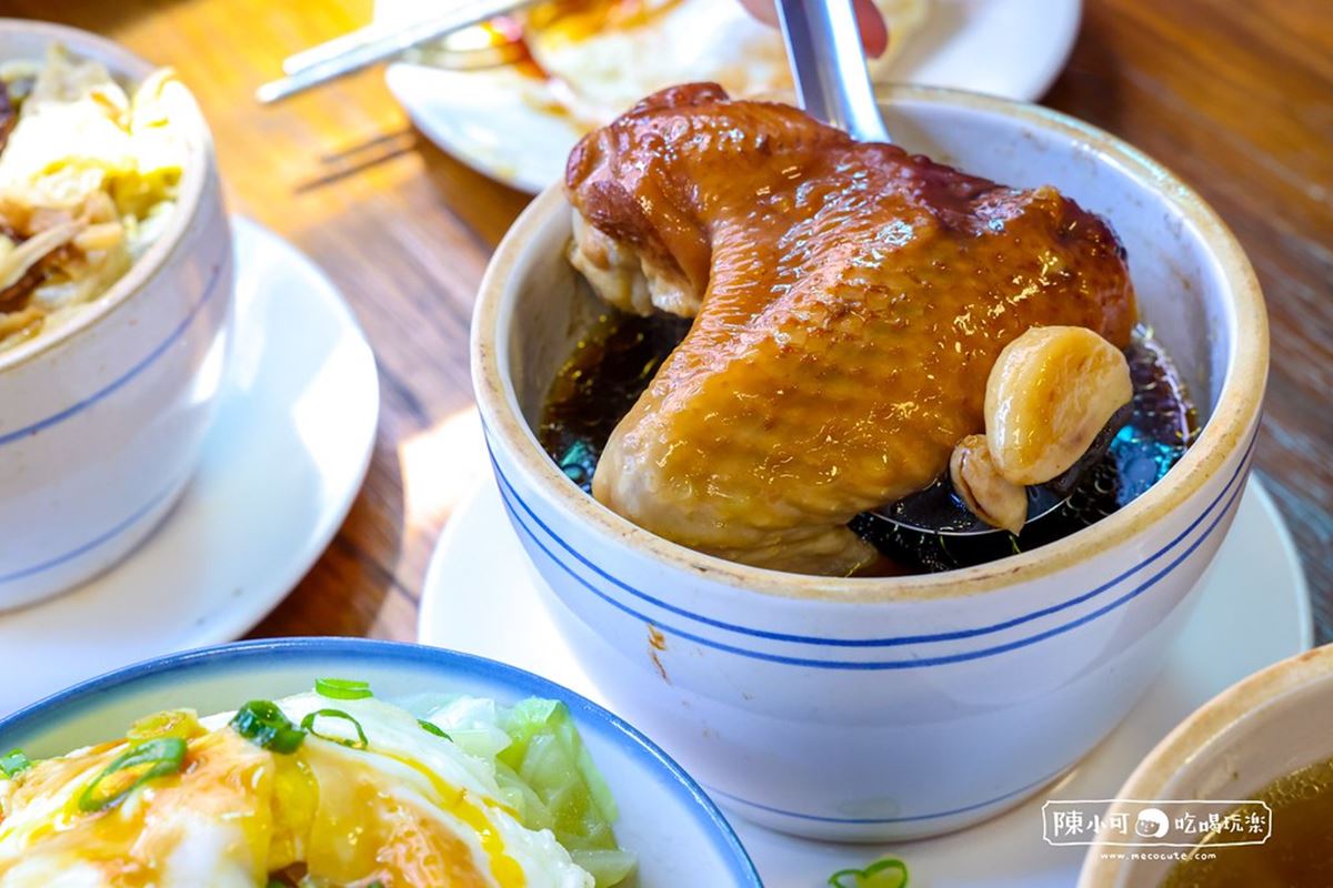 半熟蛋瀑布太犯規！板橋市場「排隊雞肉飯」號稱台北前三強，鋪滿油蔥超銷魂