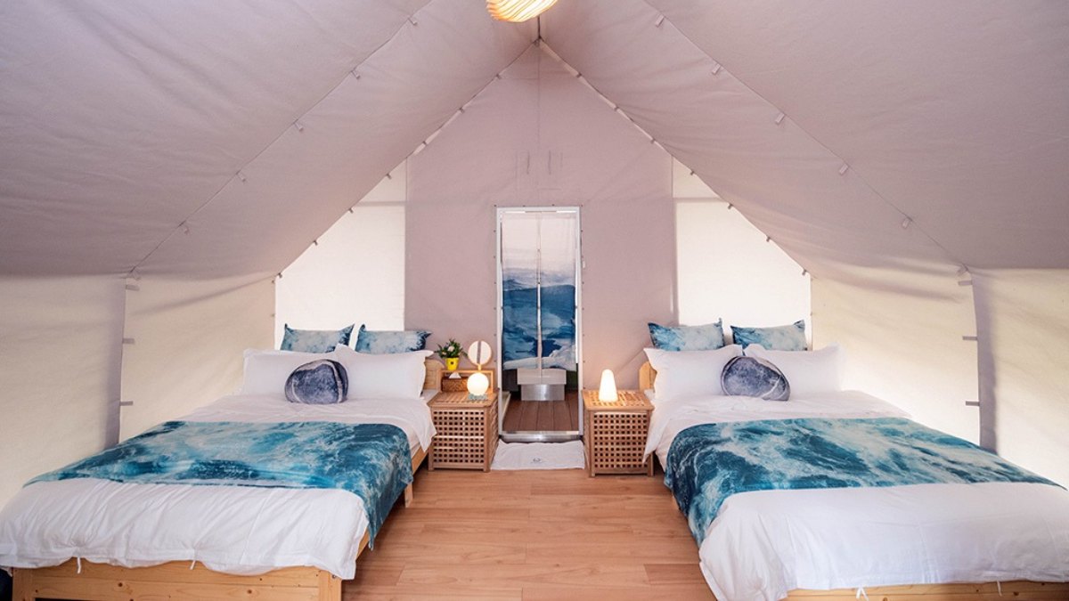 帳內布置風格雅致，床鋪軟硬適中，藍色造型抱枕、鯨魚燈飾充滿海洋風。（圖片來源：瑞貝卡一家）