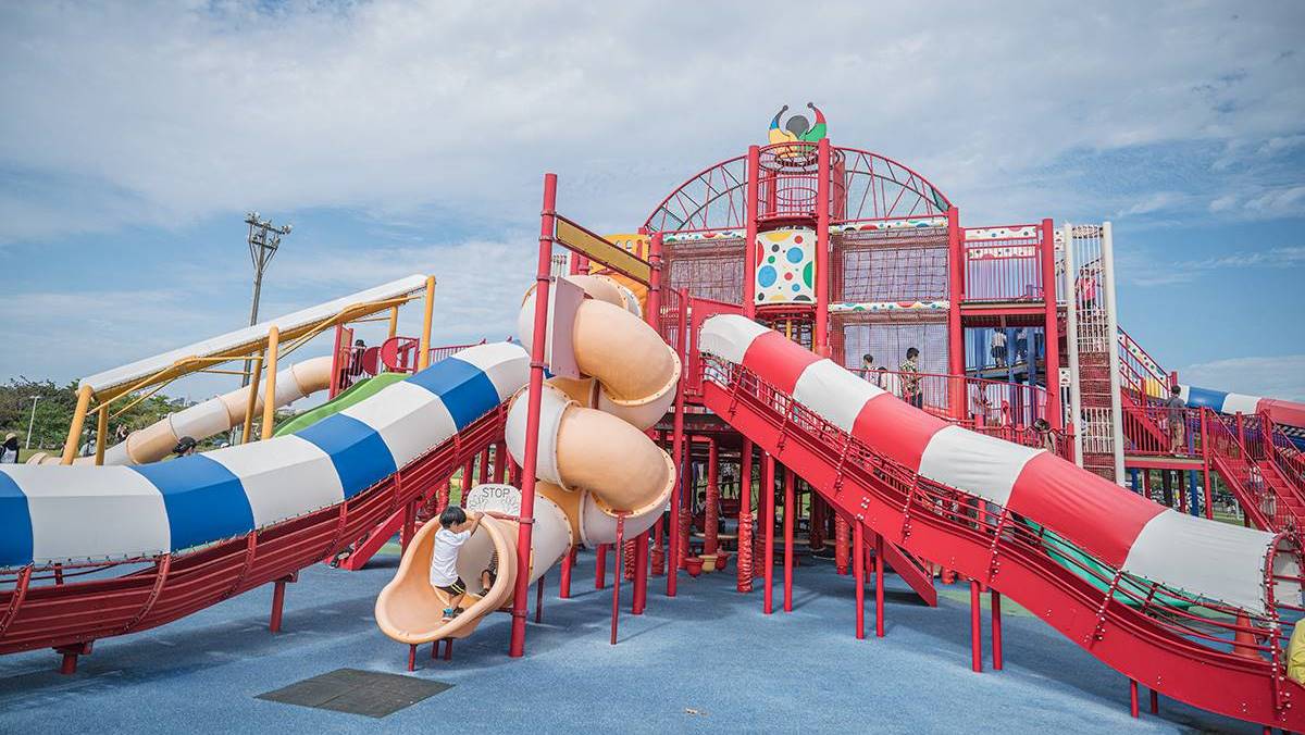 「沖繩縣綜合運動公園」內有許多巨形遊樂設施，像是超高樓層溜滑梯。（圖片來源：焦糖熱一點）