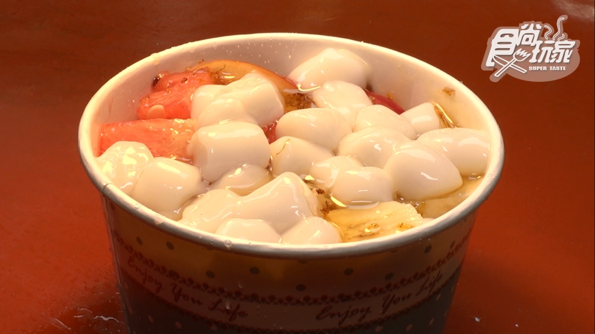 招牌「桂花冰鎮湯圓」上面鋪滿一顆顆小湯圓，再淋上滿滿的桂花醬。