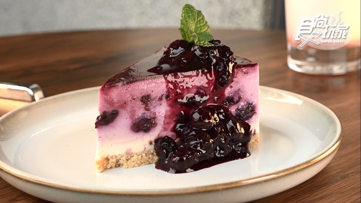 「莓果生乳酪蛋糕」上面是店家自己熬煮的藍莓果醬，新鮮好吃。
