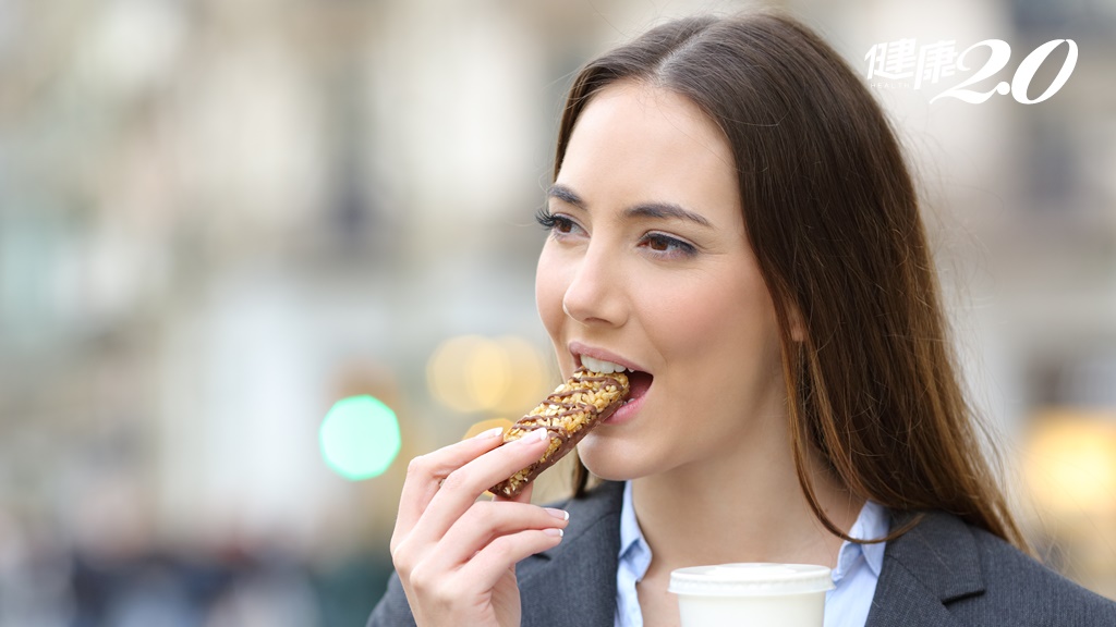 吃「高蛋白餅乾」更低卡、更健康？醫師殘忍公布真相：其實熱量差不多