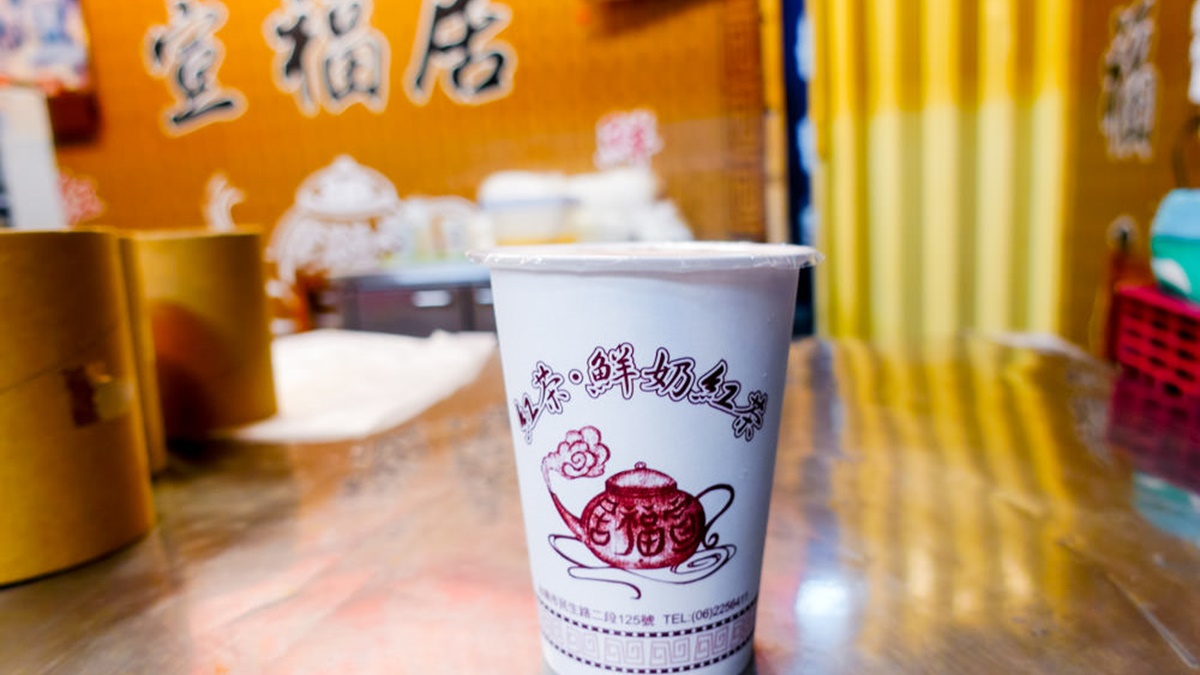 位於台南的「宣福居」專賣古早味鮮奶紅茶跟紅茶。（圖片來源：丁Dingの吃貨日常）