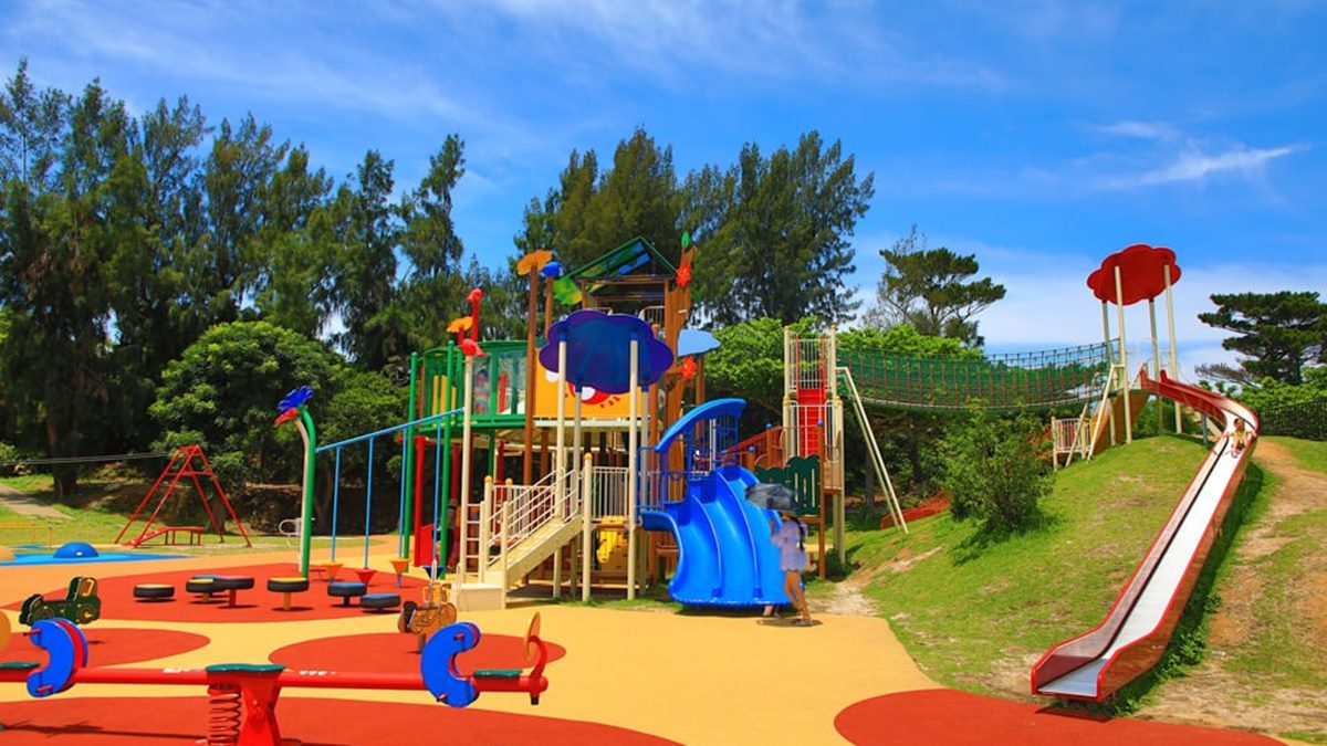浦添大公園Ｃ區是以樹屋探險為主題的遊樂設施，遊具繽紛豐富多元化。（圖片來源：洛基小聿媽）