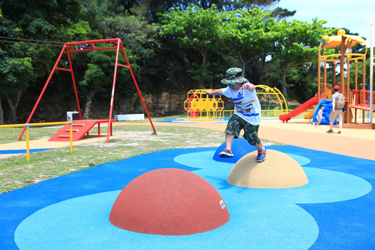 沖繩必去親子景點！６人氣公園免費玩：超大戲水池、樹屋探險、７座巨型溜滑梯