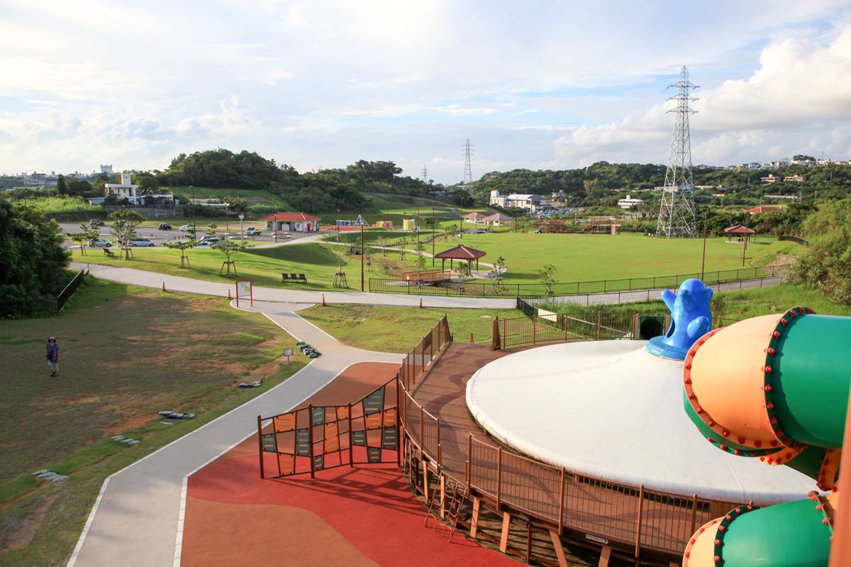 沖繩必去親子景點！６人氣公園免費玩：超大戲水池、樹屋探險、７座巨型溜滑梯