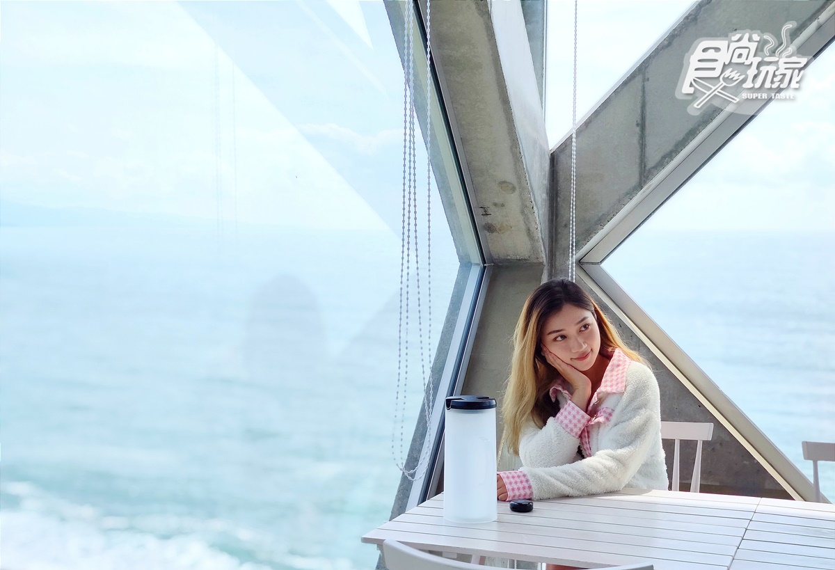 好像漂浮在海上！「懸崖海景咖啡館」超驚豔，必去絕美「月牙灣海岸新亮點」