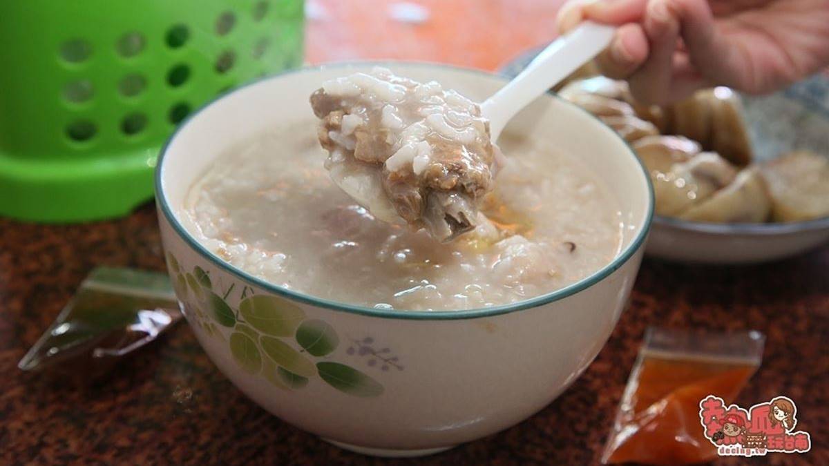 週四限定的「竹筍芋頭粥」分量十足，還吃得到帶骨豬肉和大塊芋頭。（圖片來源：熱血玩台南。跳躍新世界）