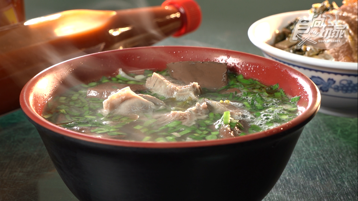 「隔間肉豬血湯」的肉很軟嫩，還有帶筋，搭配湯頭非常美味。