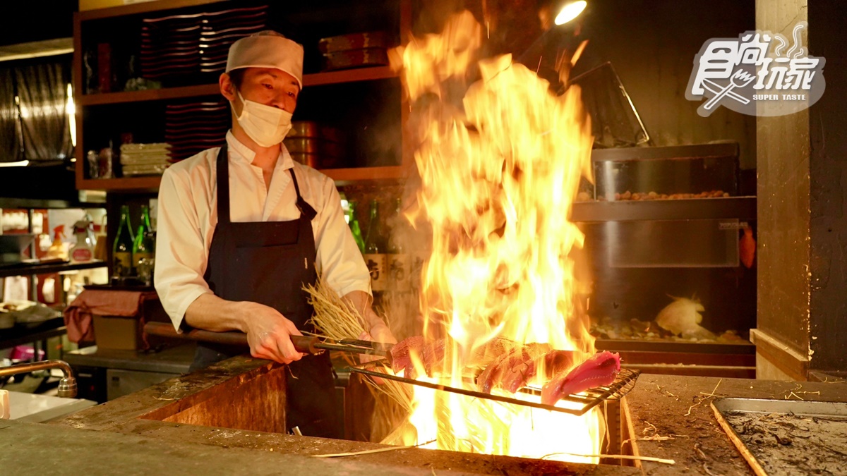 這不是熱炒啦！超浮誇「火焰稻草生魚片」，整塊厚燒還可以DIY