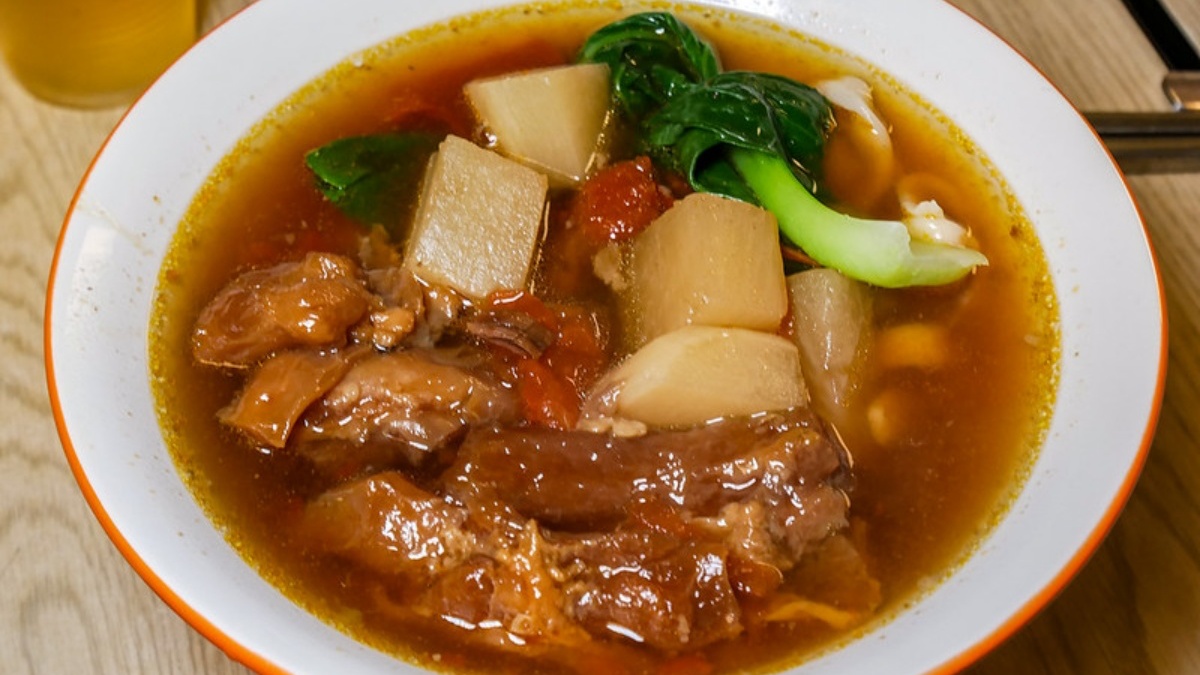 「半島牛肉麵」曾榮獲台北牛肉麵節冠軍。（圖片來源：鄉民食堂）