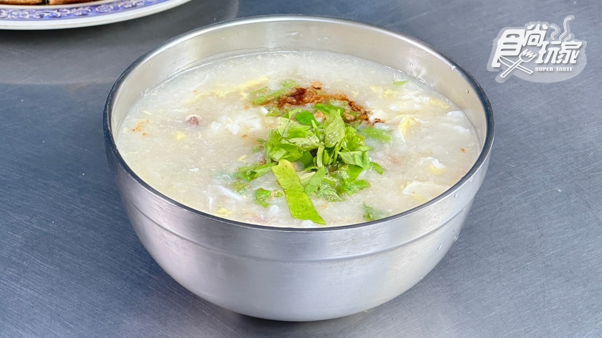 招牌「廣東粥」使用大骨熬煮，並加入手打魚丸、溫體豬絞肉等配料。