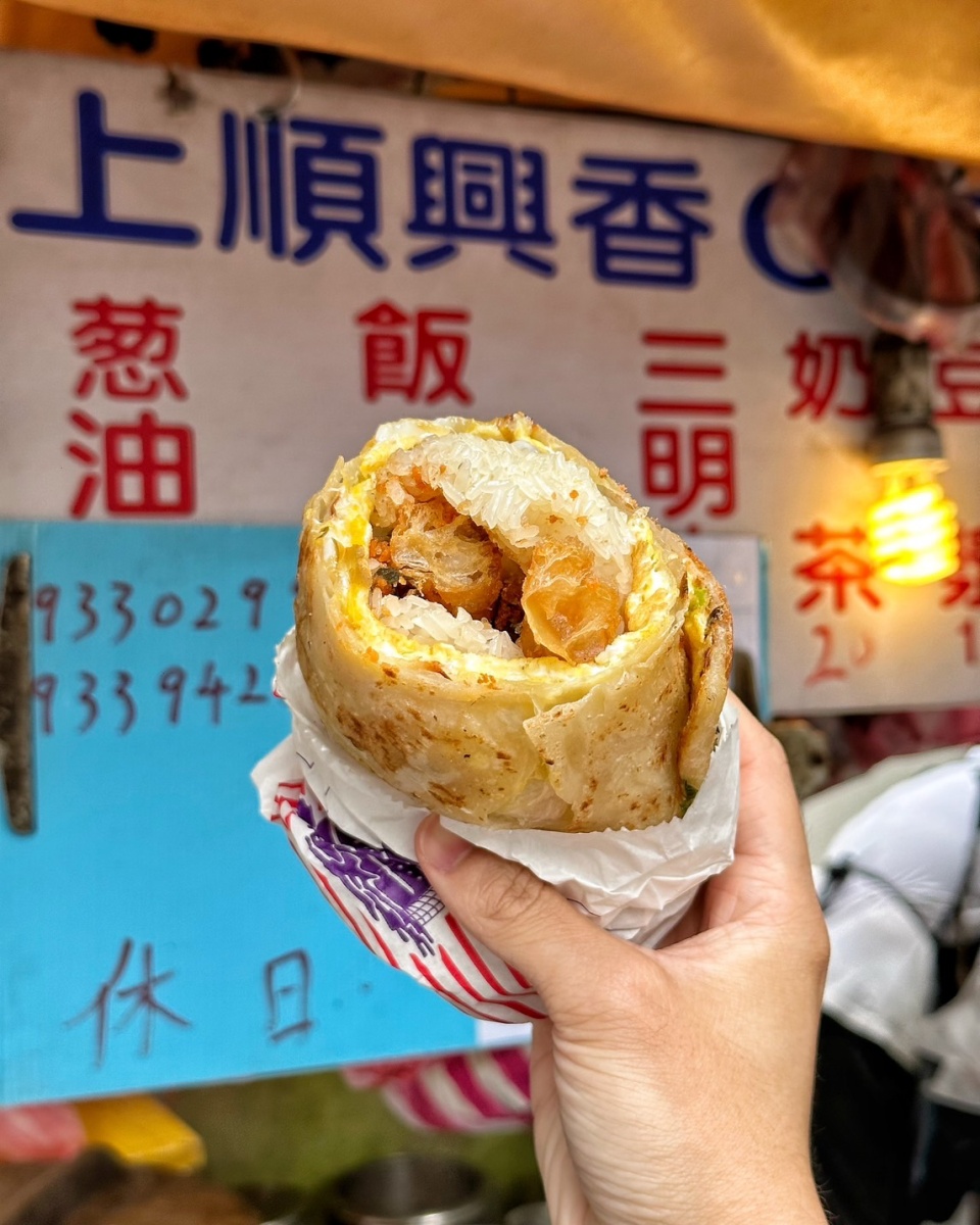 銅板價爽吃！北中部５爆量手拿美食：炸餡肉夾饃、蔥油餅包飯糰、銀絲卷香腸