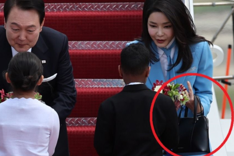 南韓第一夫人帶貨力不輸凱特王妃！手提「蘋果皮環保包」官網秒斷貨，少女時代、李聖經都超愛用