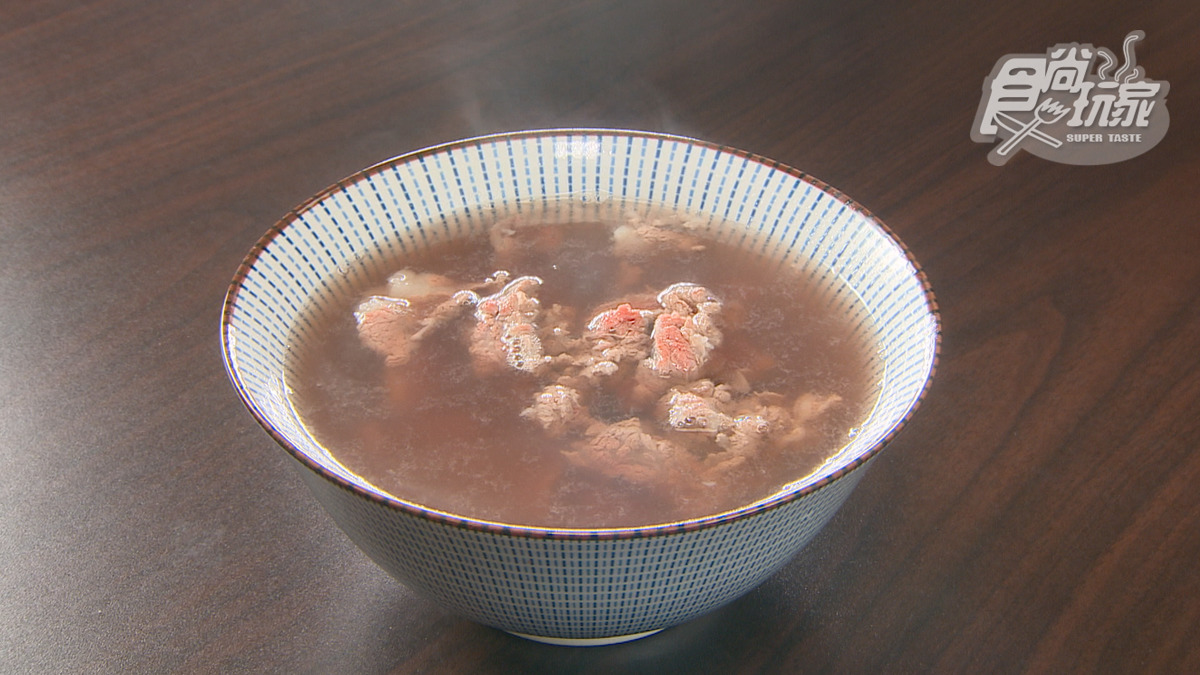 店家選用台南直送的「溫體牛」，湯頭味道不輸台南名店。