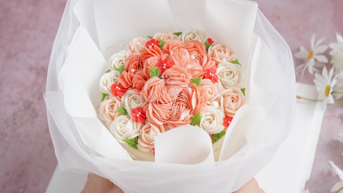 漂亮的玫瑰花束蛋糕，精緻到讓人看不出來是真的蛋糕。（圖片來源：美食好芃友）