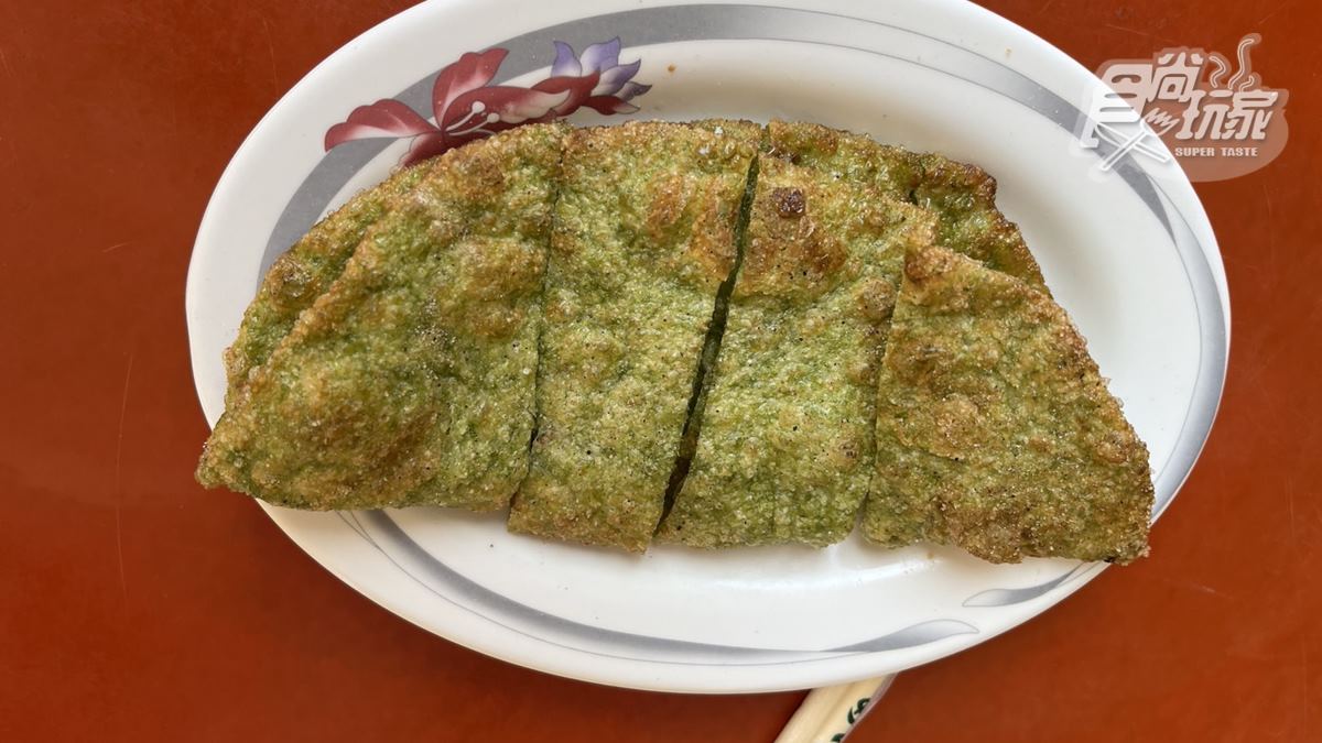 淡淡的綠色海菜很均勻地被藏在麵皮裡，炸出來之後帶有些許類似紫菜的味道。