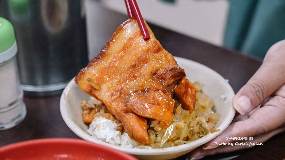 「南豐魯肉飯」是高雄滷肉飯名店之一，招牌滷肉厚度十足，讓人忍不住狂扒飯。（圖片來源：女子的休假計劃）