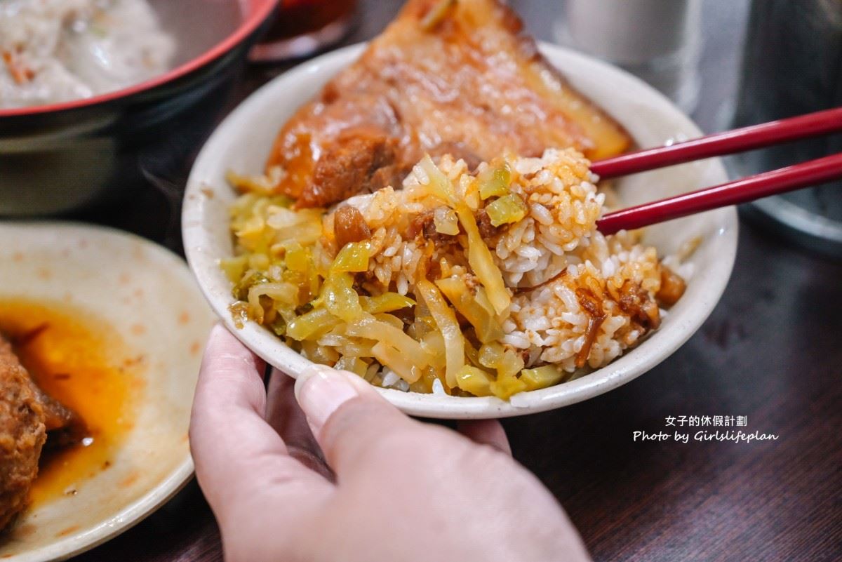 高雄超強排隊宵夜場！「古早味滷肉飯」夜市飄香60年，鹹甜醬汁配酸菜太唰嘴